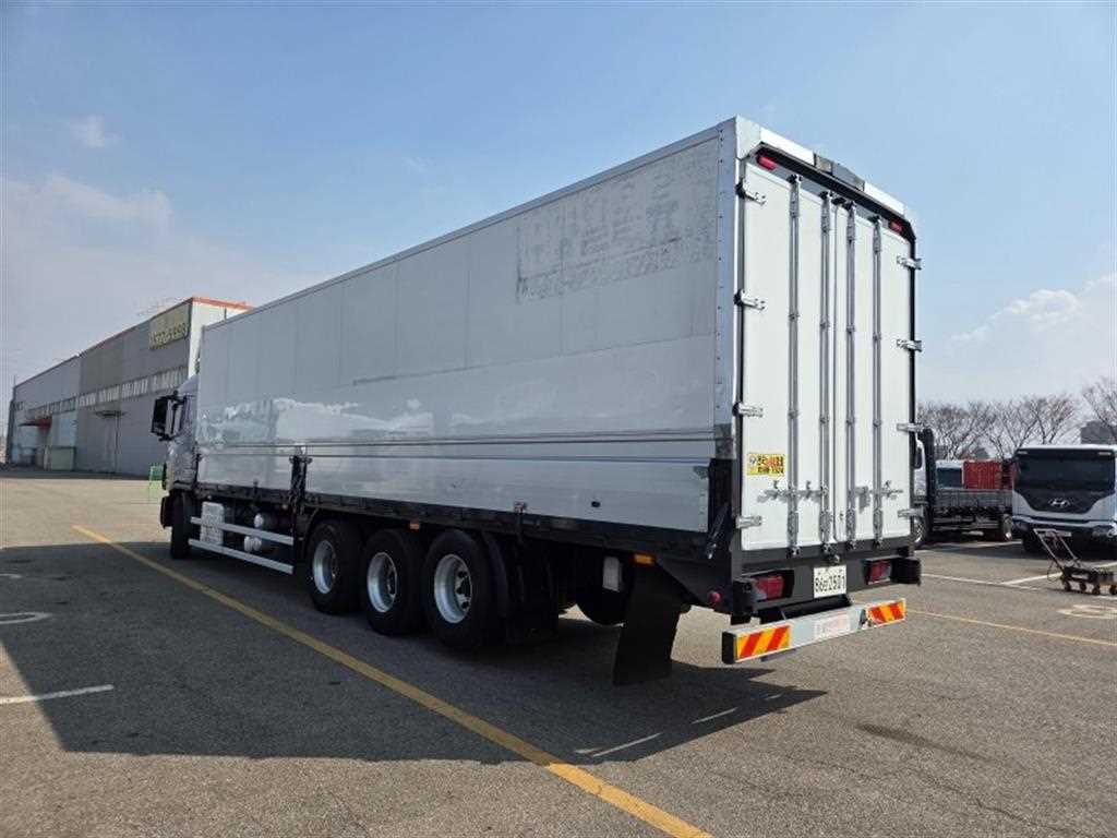 medium and large cargo truck - Vista 4