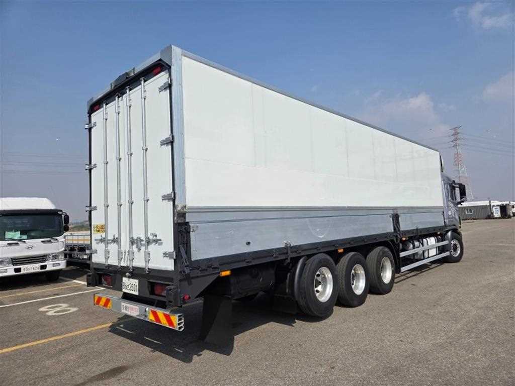medium and large cargo truck - Vista 6
