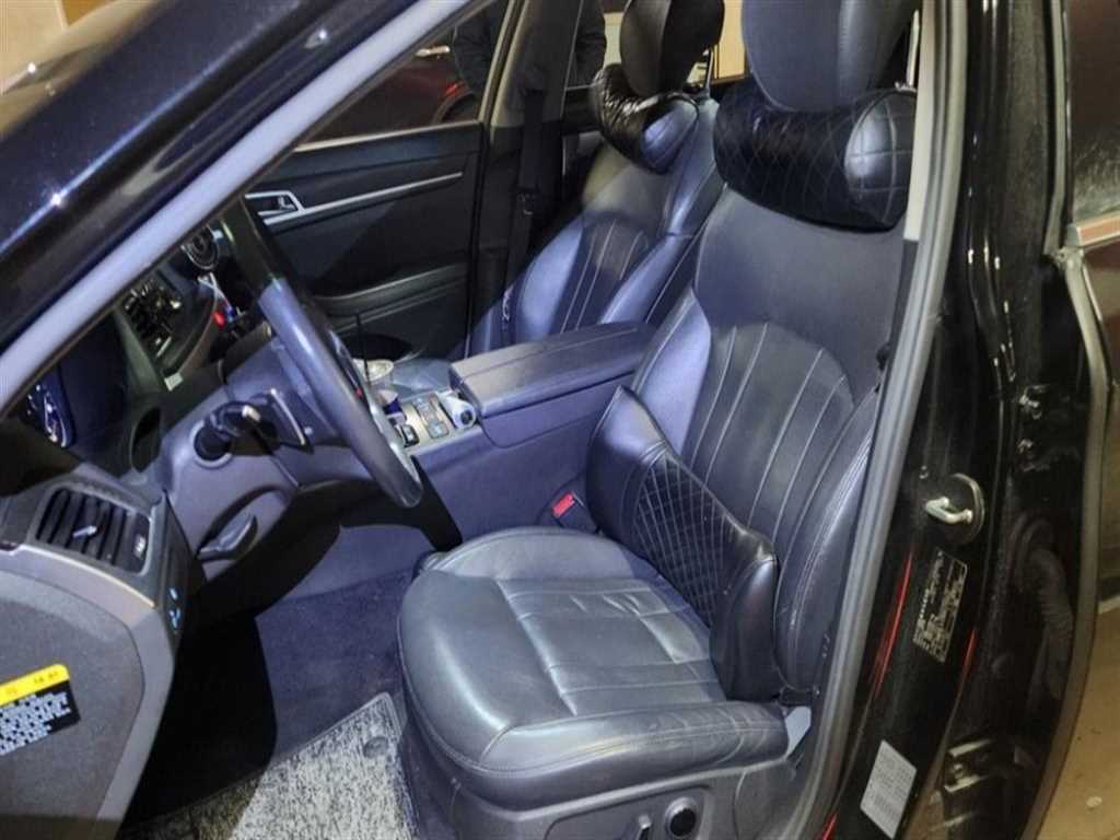 HYUNDAI Genesis - Vista 5