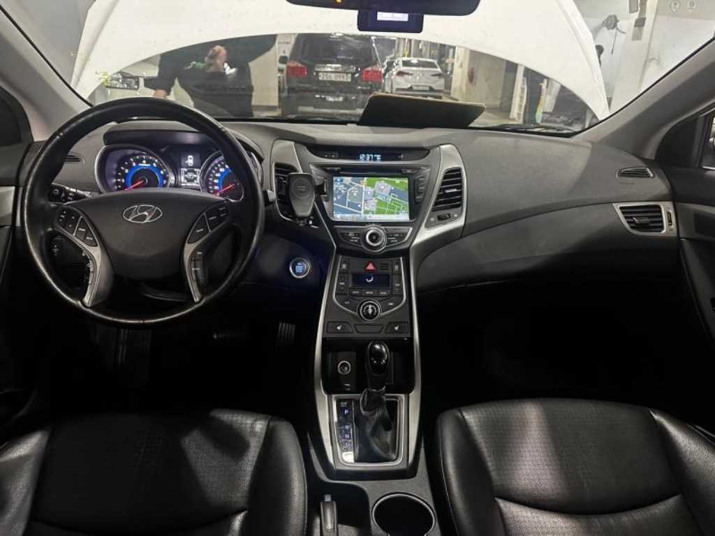 HYUNDAI Avante - Vista 4