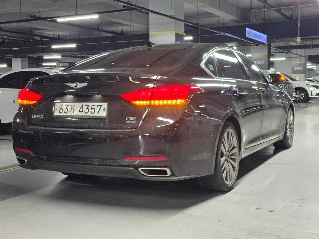 HYUNDAI Genesis - Vista 4