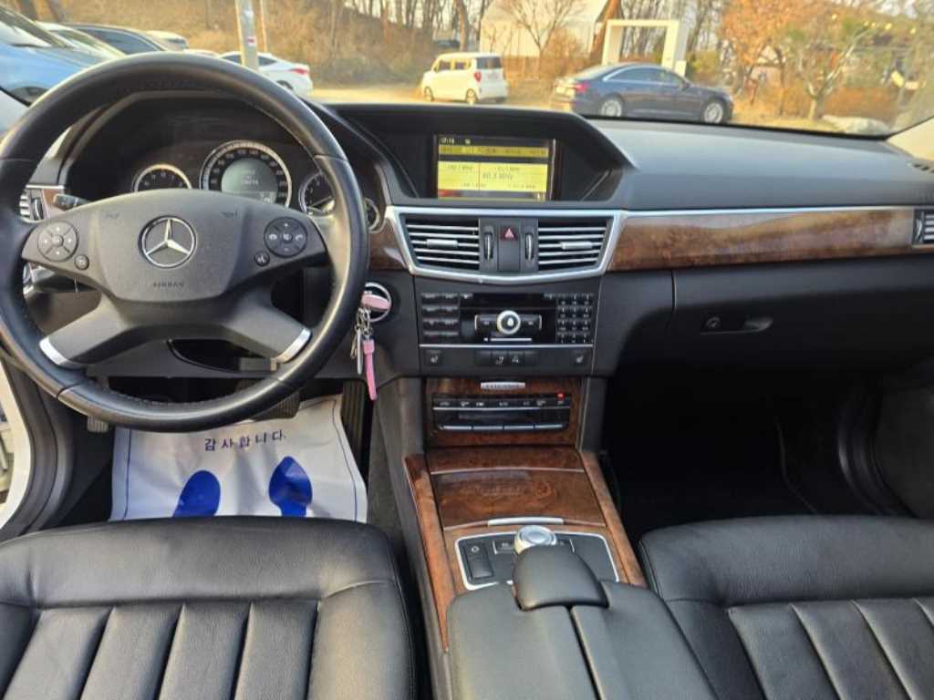 Mercedes Benz E class - Vista 12