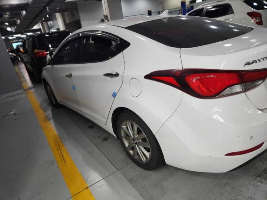 HYUNDAI Avante - Vista 6