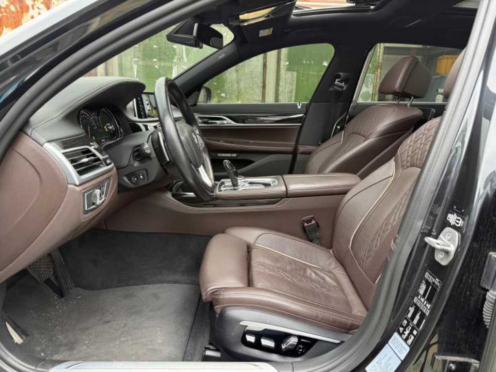 BMW 7 Series - Vista 8