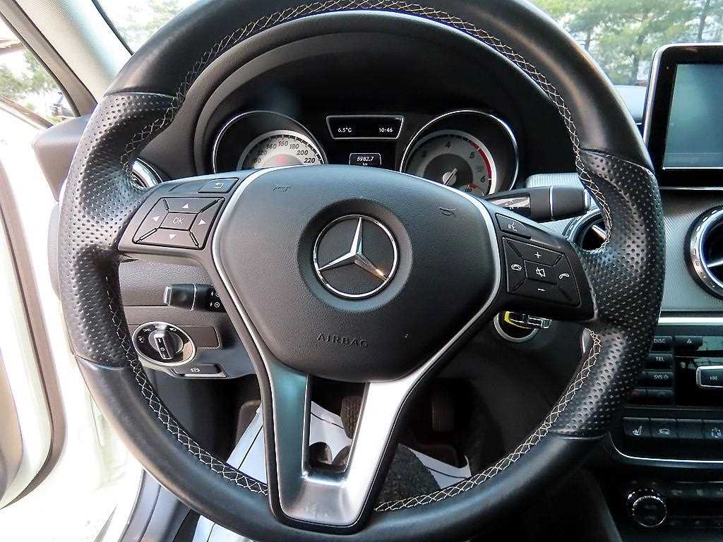 Mercedes Benz GLA Class - Vista 8