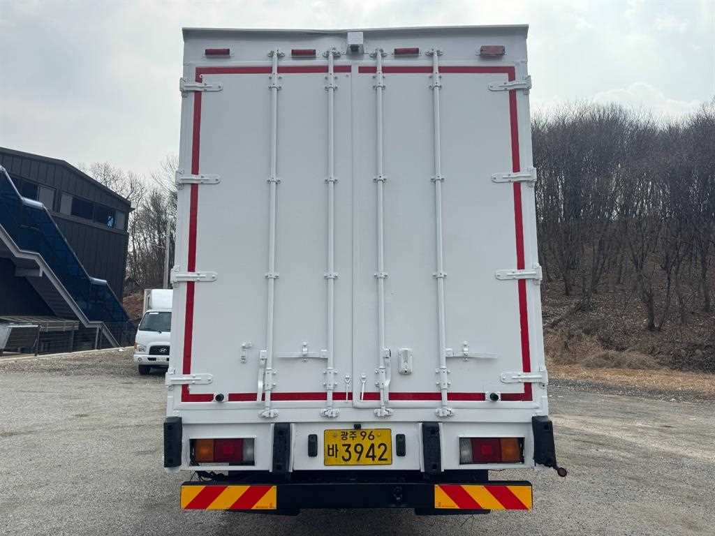 medium and large cargo truck - Vista 5