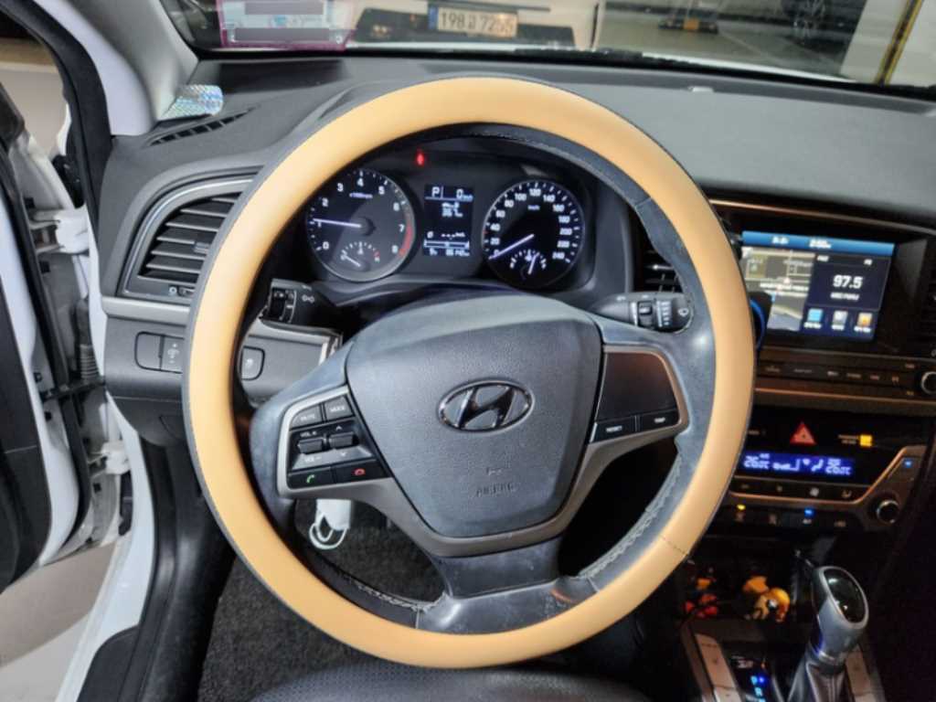 HYUNDAI Avante - Vista 6