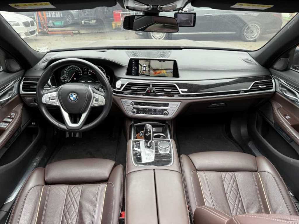 BMW 7 Series - Vista 5