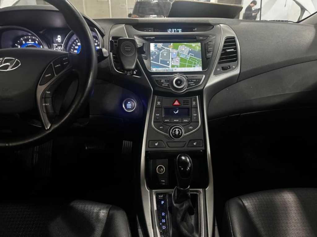 HYUNDAI Avante - Vista 5