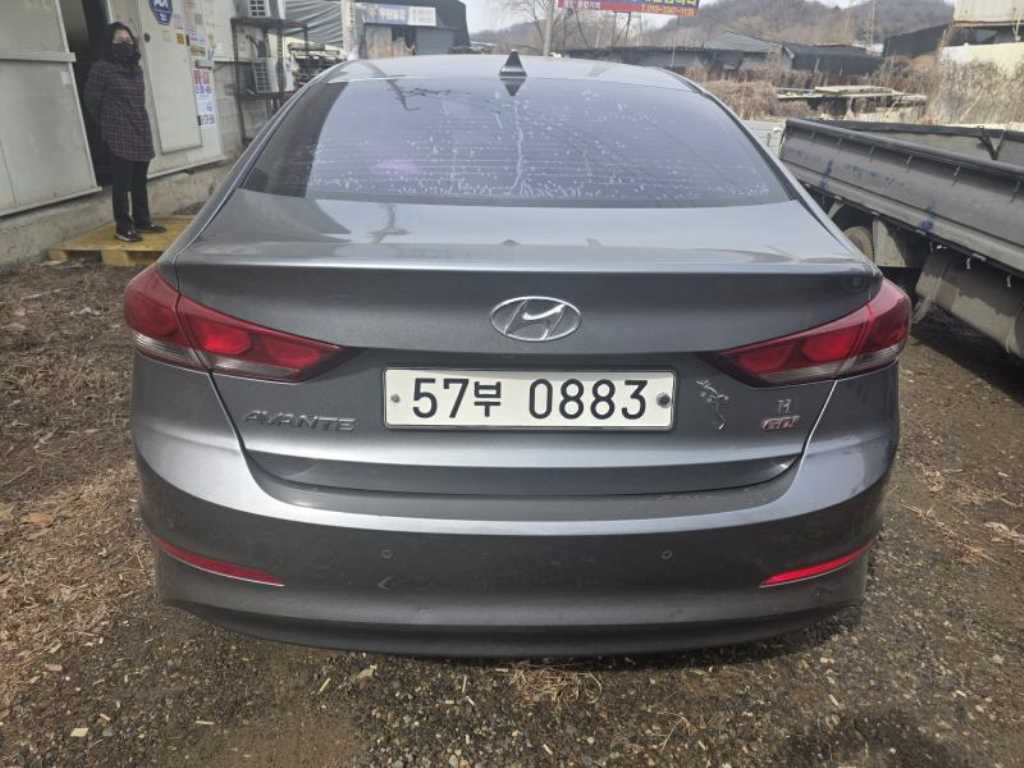 HYUNDAI Avante - Vista 5