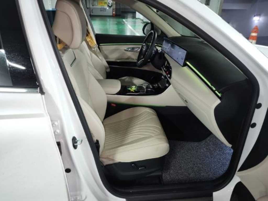 Genesis GV70 - Vista 8