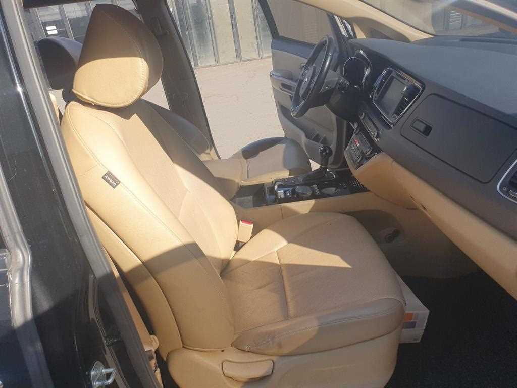 KIA Carnival - Vista 10
