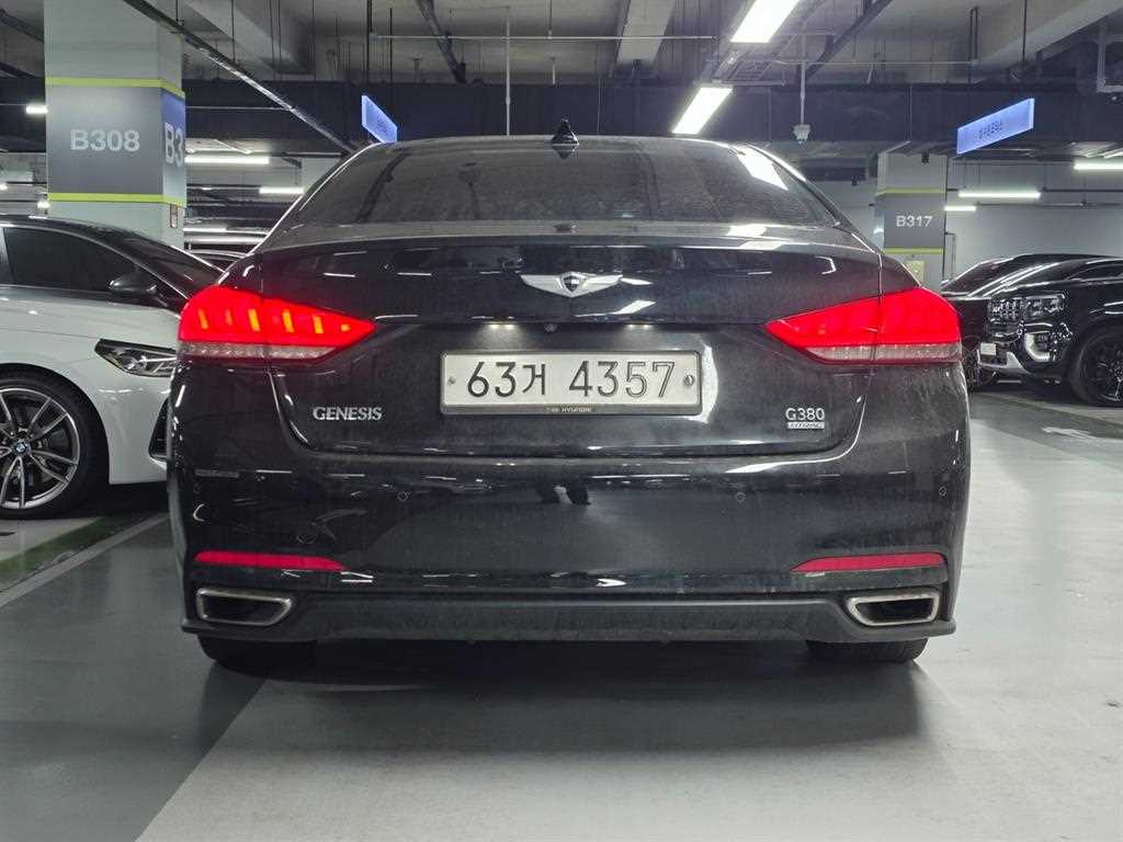 HYUNDAI Genesis - Vista 5