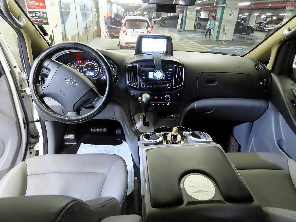 HYUNDAI Starex - Vista 10