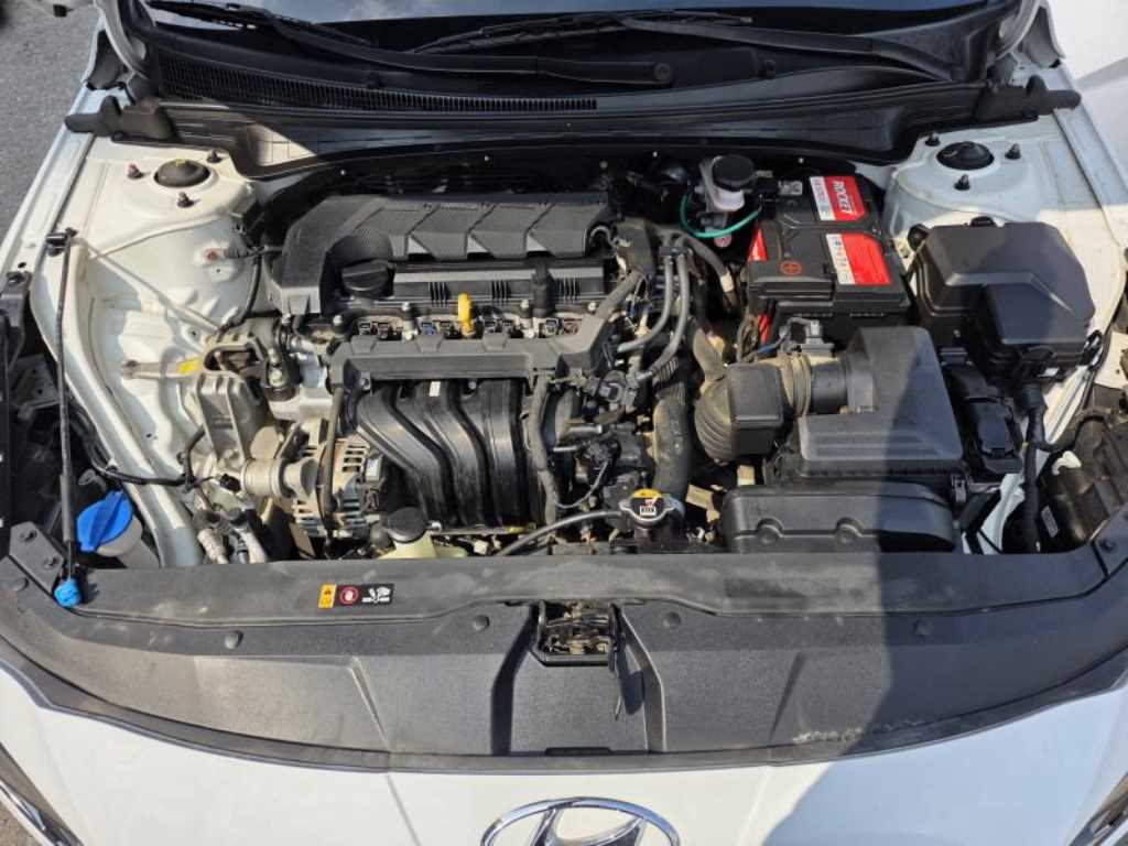 HYUNDAI Avante - Vista 10