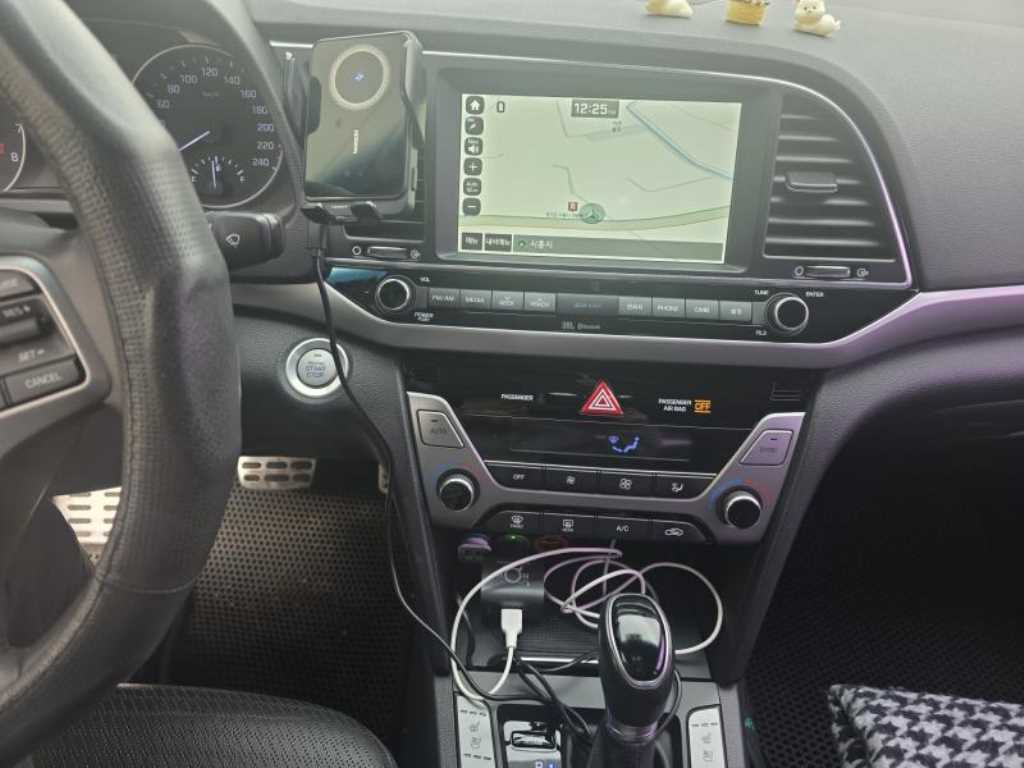 HYUNDAI Avante - Vista 9