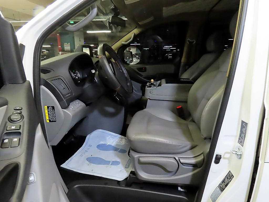 HYUNDAI Starex - Vista 6