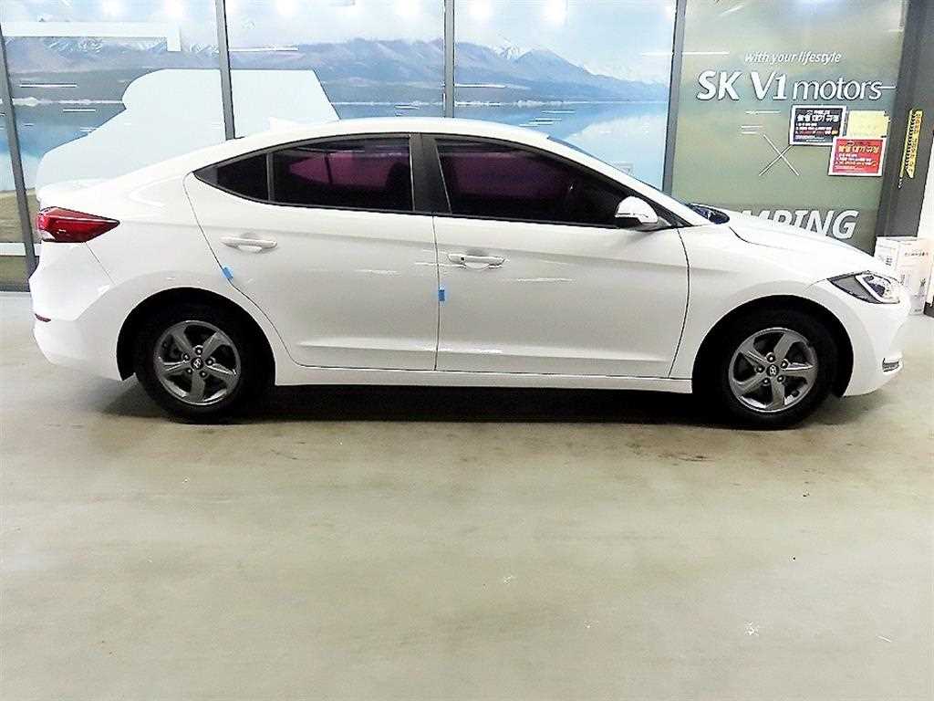 HYUNDAI Avante - Vista 3