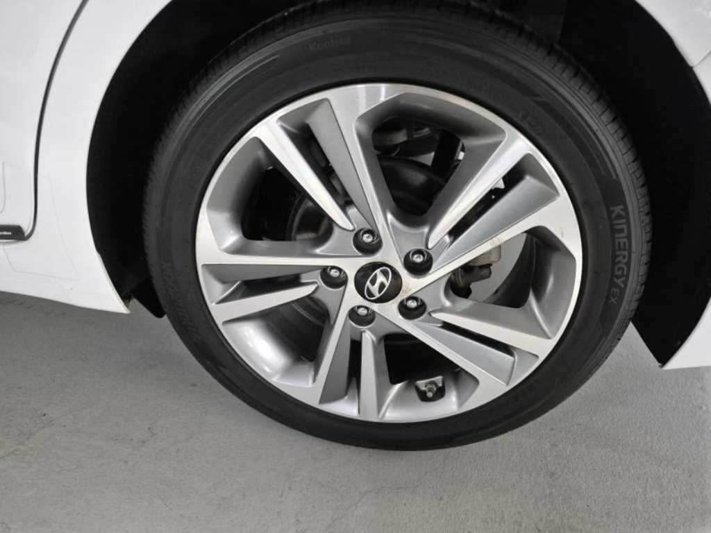 HYUNDAI Avante - Vista 5