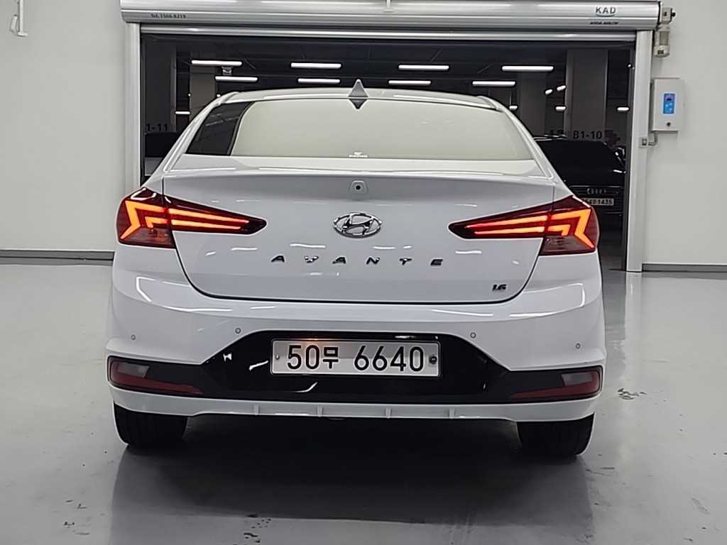 HYUNDAI Avante - Vista 3