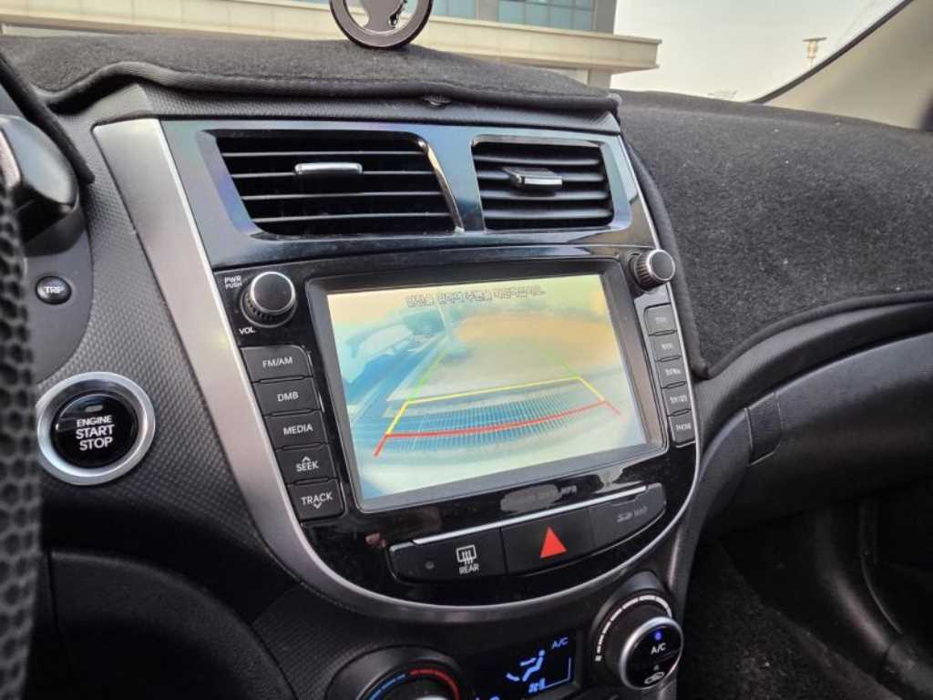 HYUNDAI Accent - Vista 5