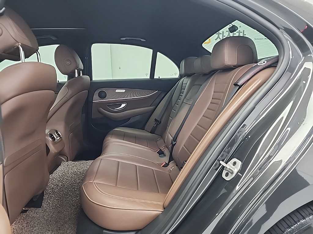 Mercedes Benz E class - Vista 12