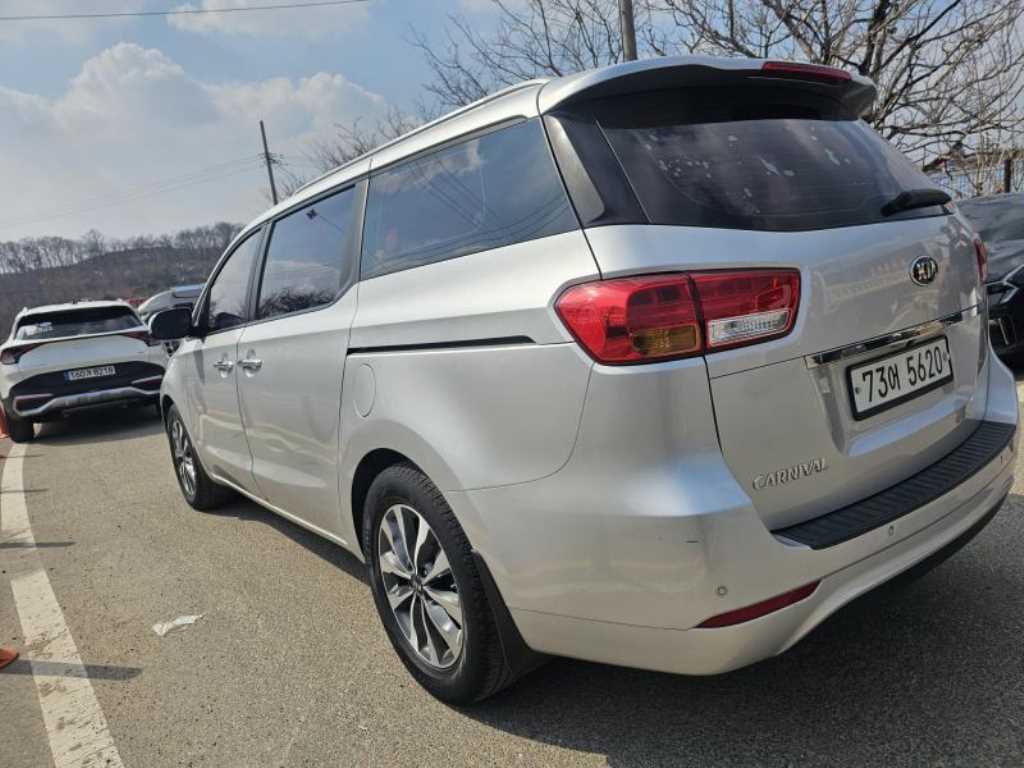 KIA Carnival - Vista 5