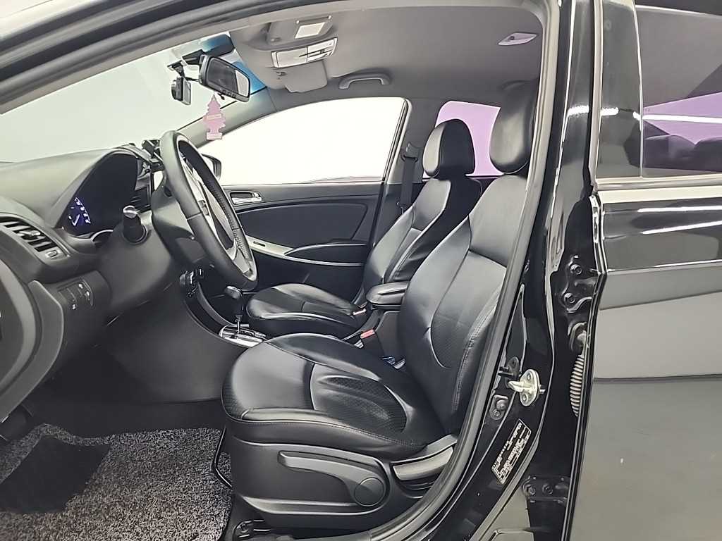 HYUNDAI Accent - Vista 11