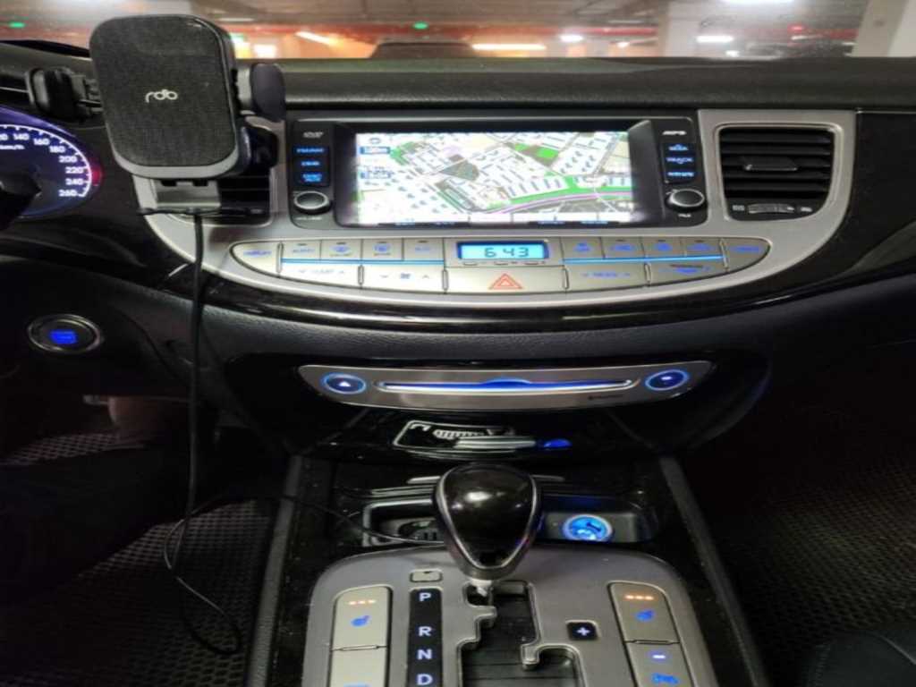 HYUNDAI Genesis - Vista 10