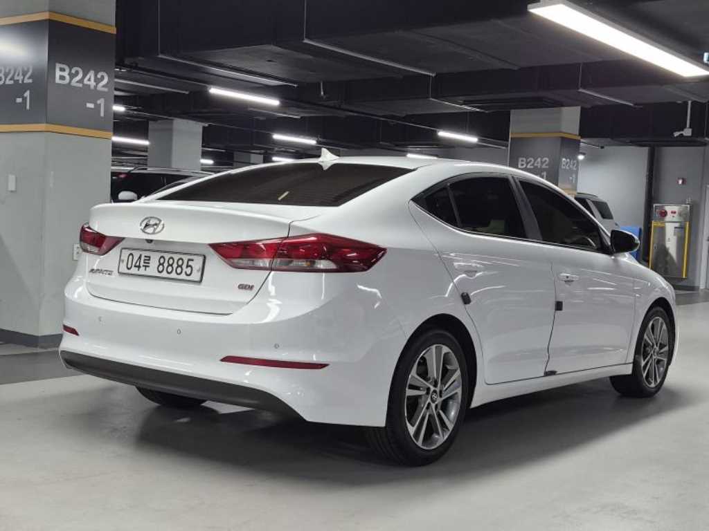 HYUNDAI Avante - Vista 3