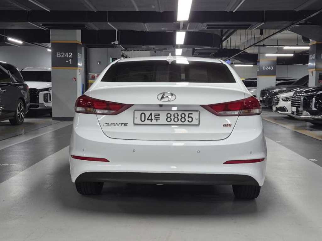 HYUNDAI Avante - Vista 4