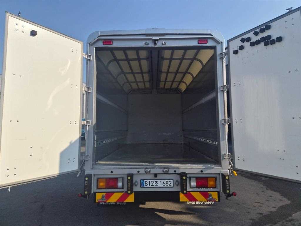 medium and large cargo truck - Vista 9