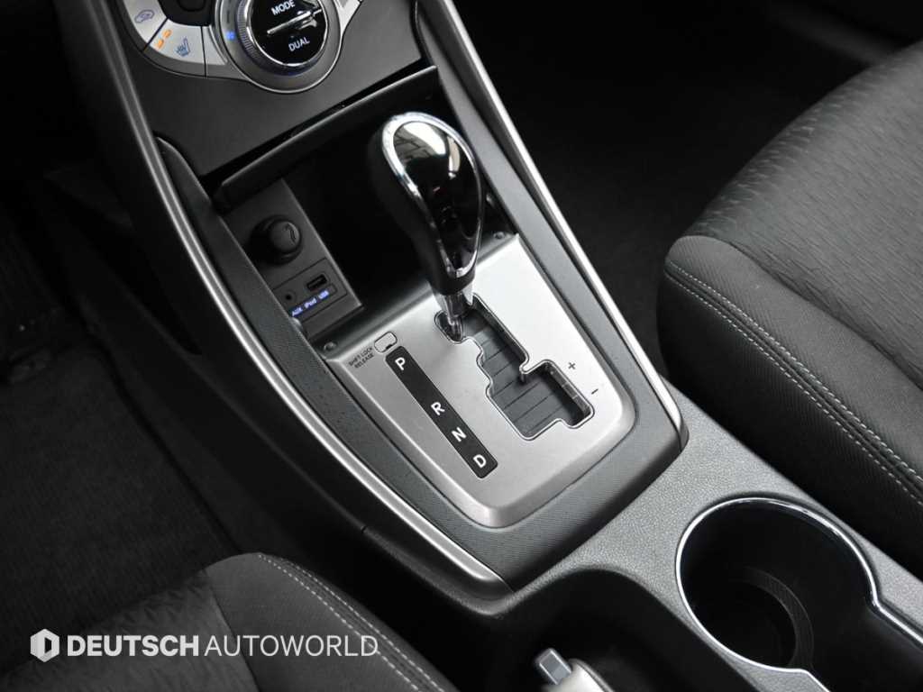 HYUNDAI Avante - Vista 9