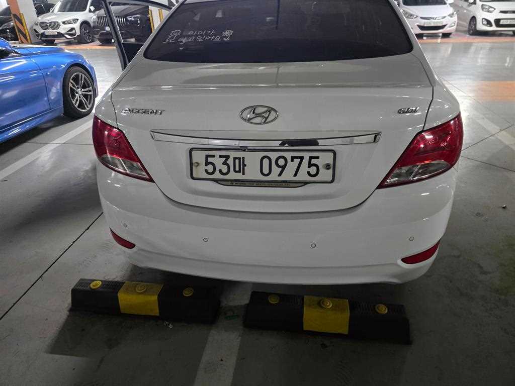 HYUNDAI Accent - Vista 2