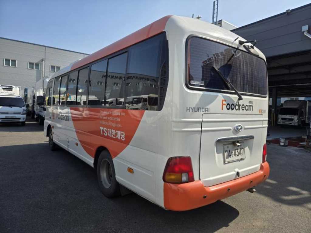 medium and large bus Hyundai bus - Vista 5