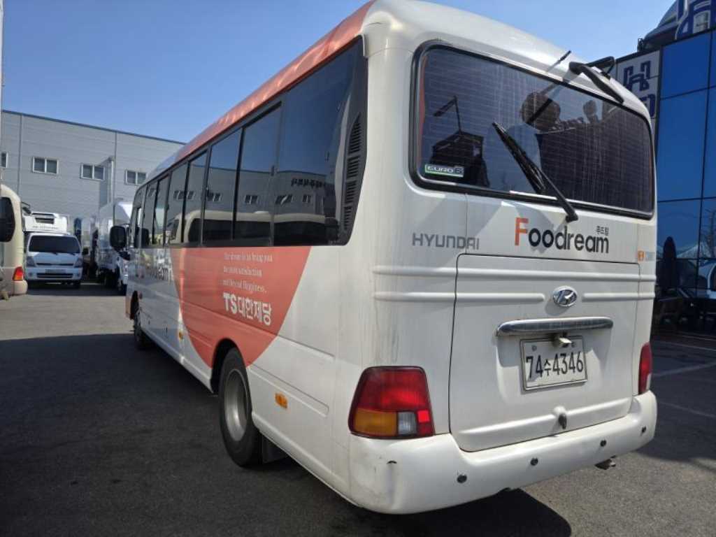 medium and large bus Hyundai bus - Vista 2