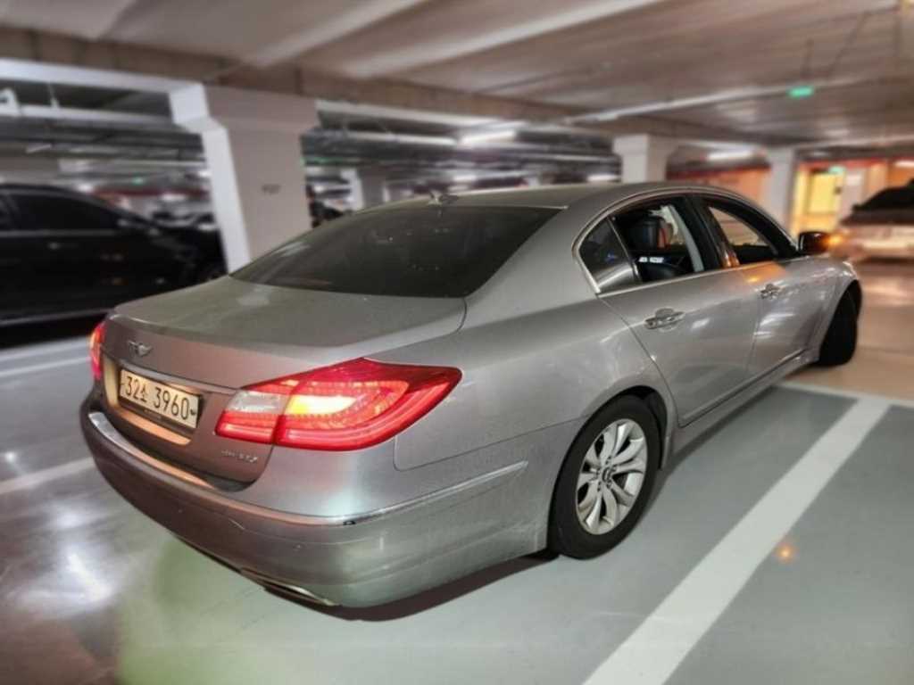 HYUNDAI Genesis - Vista 6