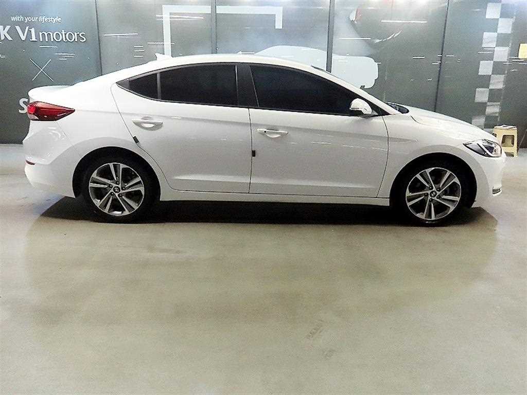 HYUNDAI Avante - Vista 3