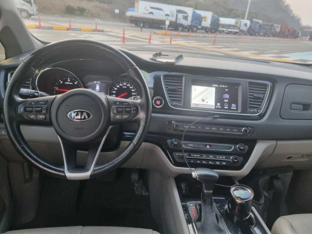 KIA Carnival - Vista 7