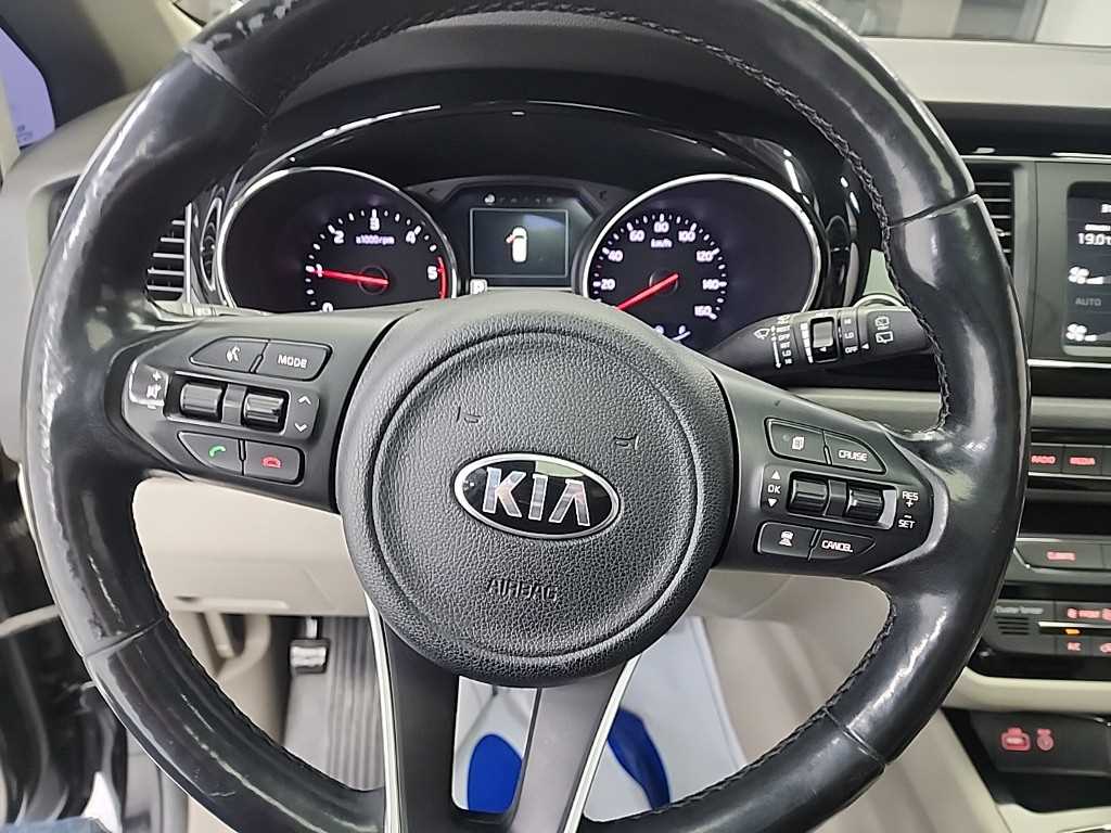 KIA Carnival - Vista 9