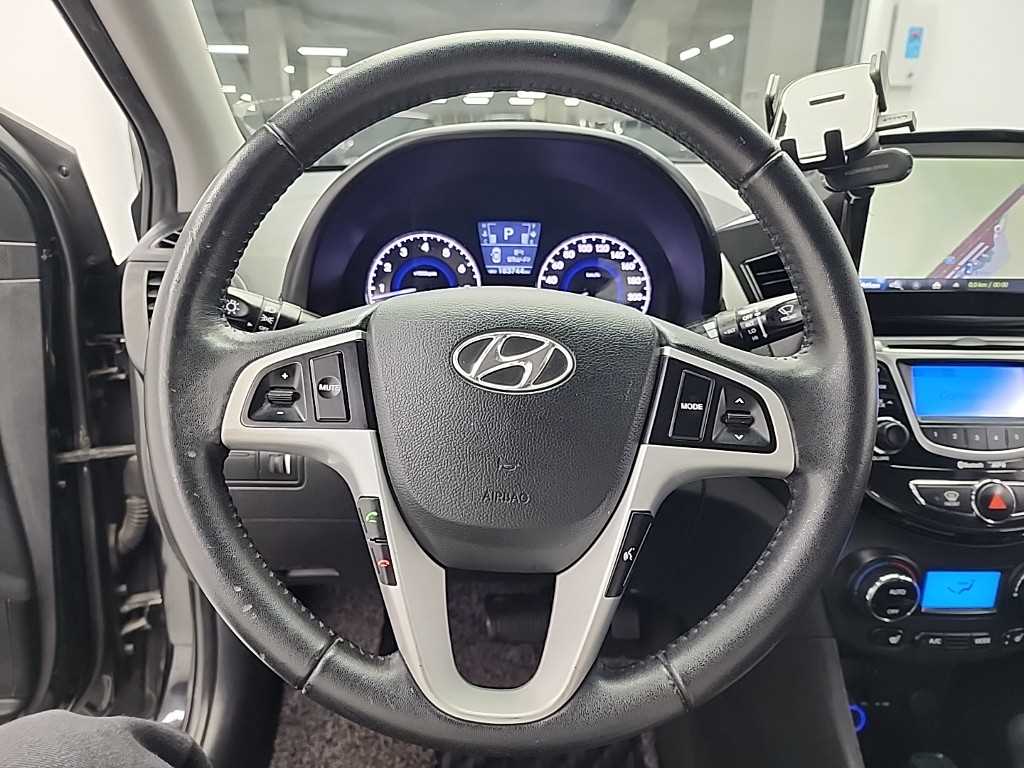 HYUNDAI Accent - Vista 9