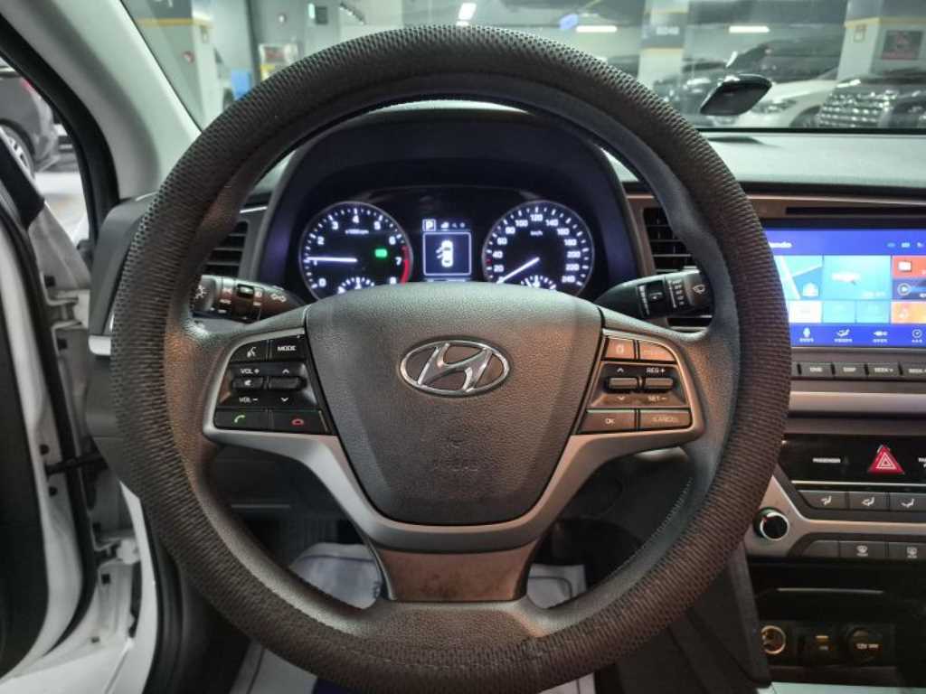 HYUNDAI Avante - Vista 12