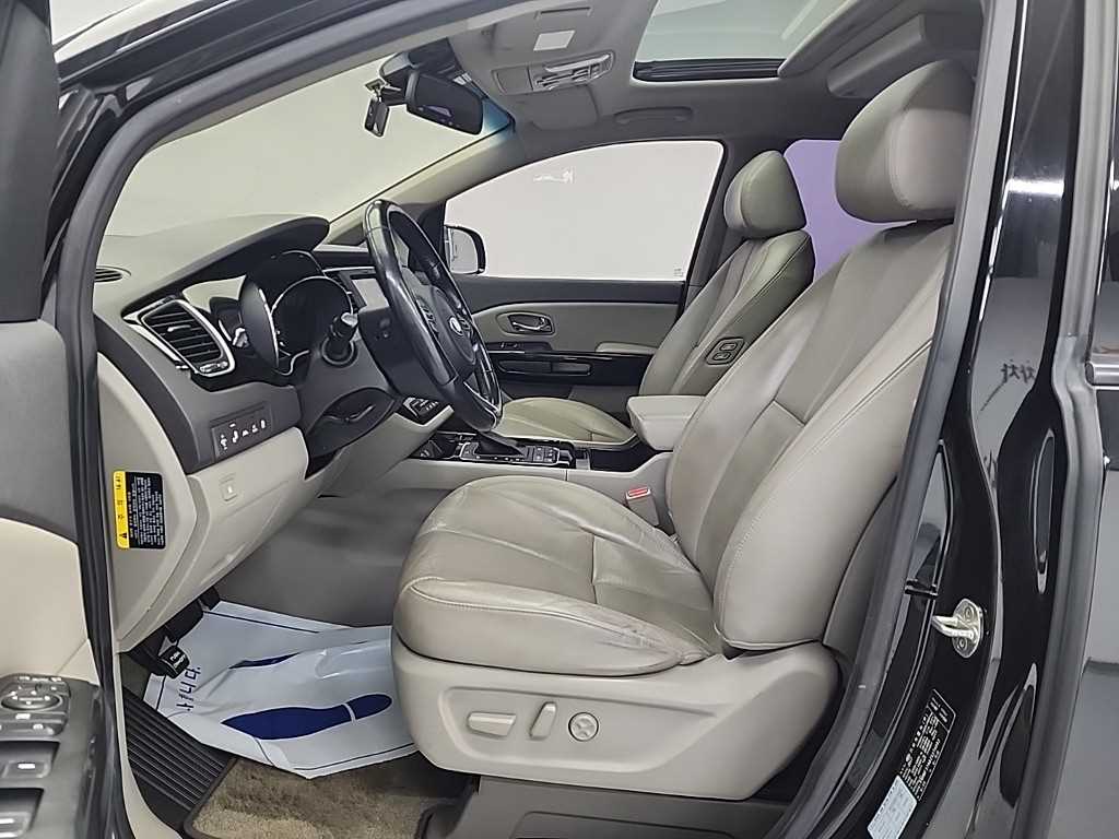 KIA Carnival - Vista 11