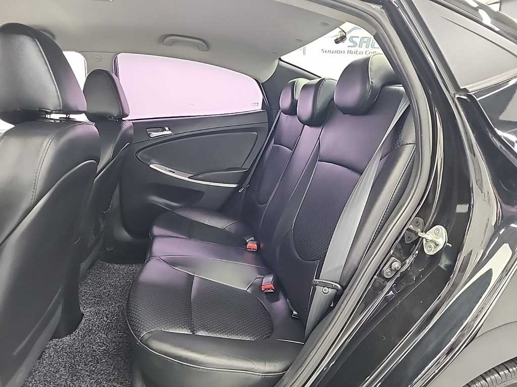 HYUNDAI Accent - Vista 12
