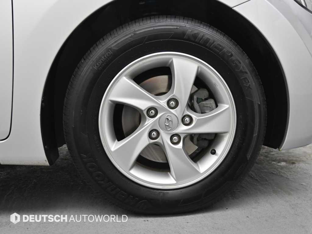 HYUNDAI Avante - Vista 5