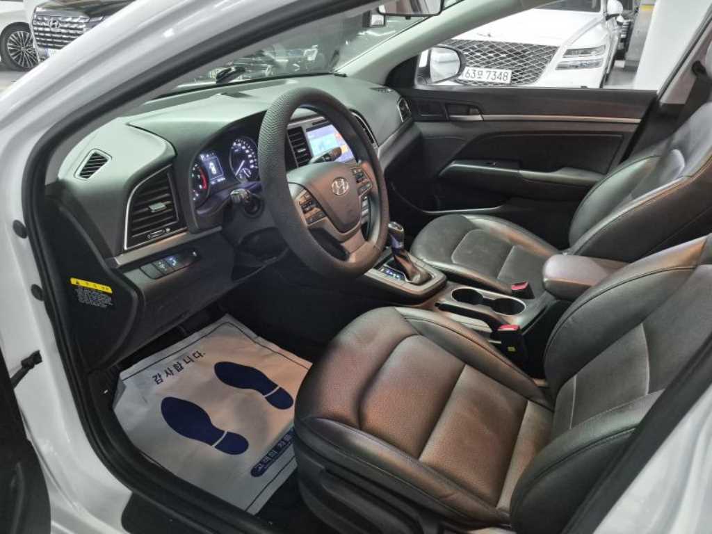 HYUNDAI Avante - Vista 8