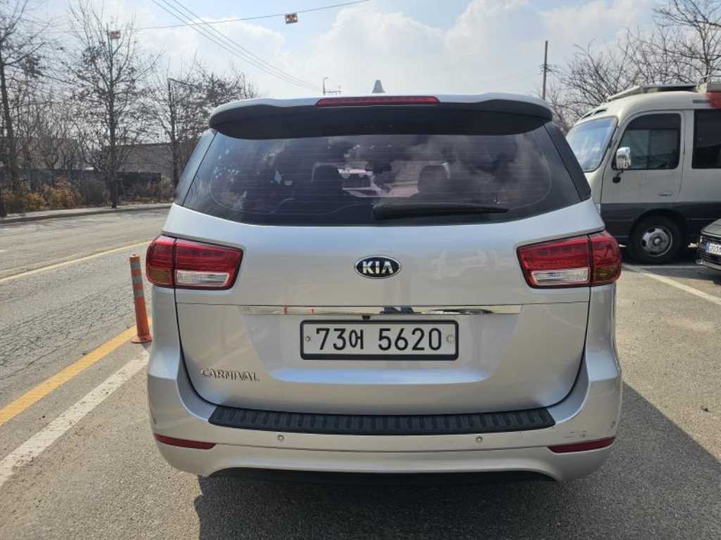 KIA Carnival - Vista 4