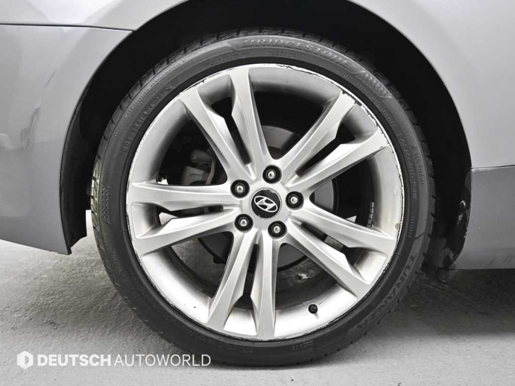 HYUNDAI Genesis - Vista 5