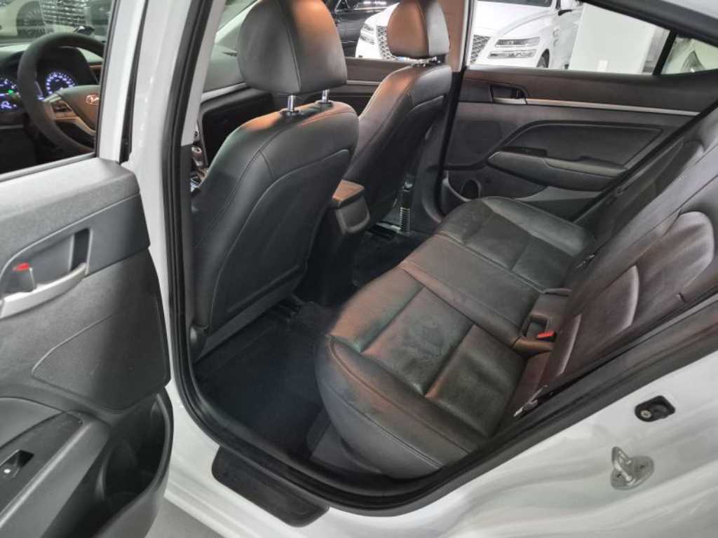 HYUNDAI Avante - Vista 9