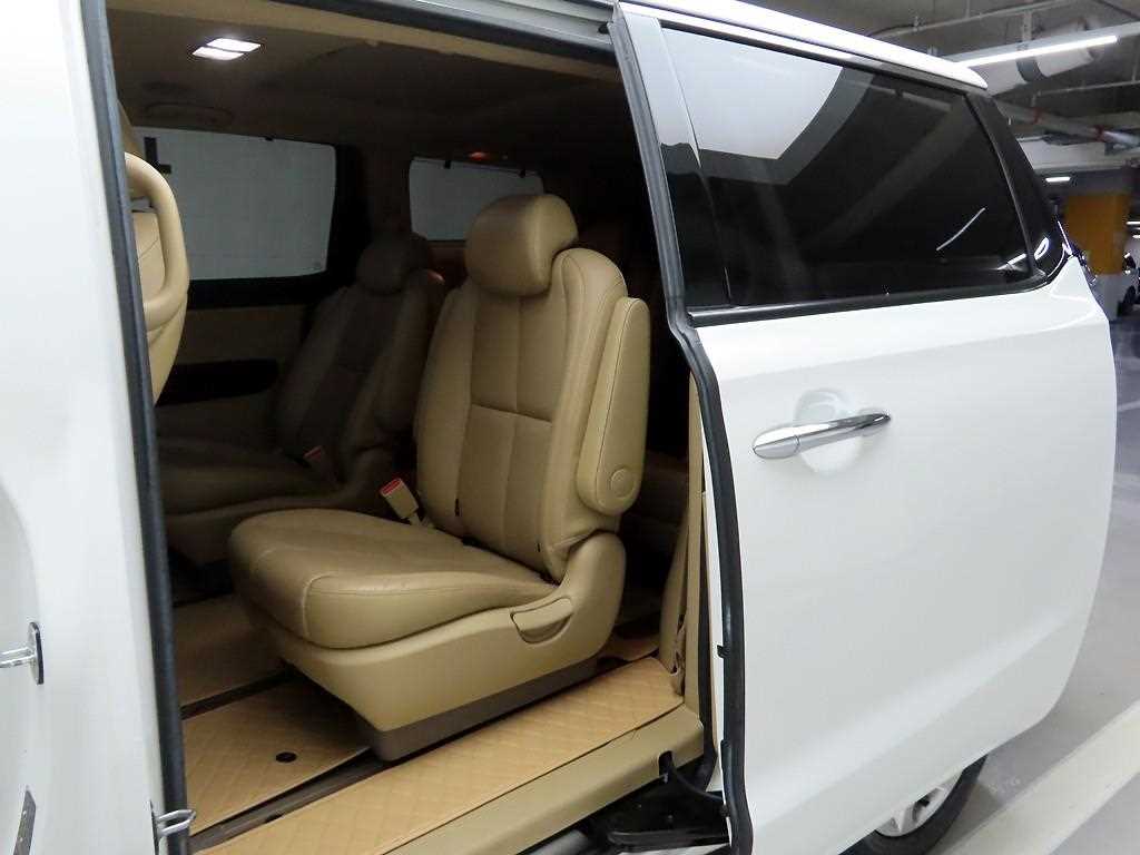 KIA Carnival - Vista 12
